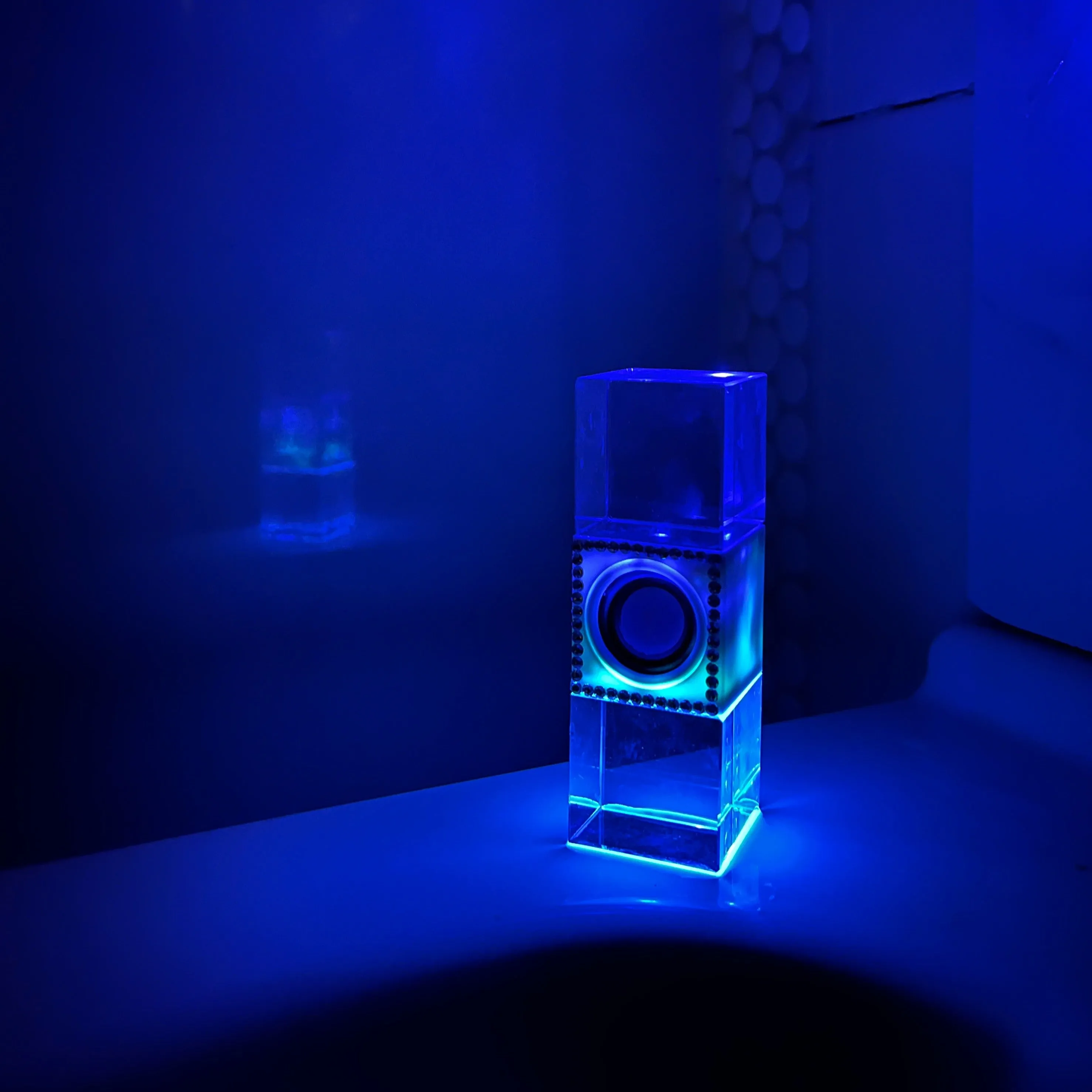 AMBIENT LIGHT AND SPEAKER - AJ762