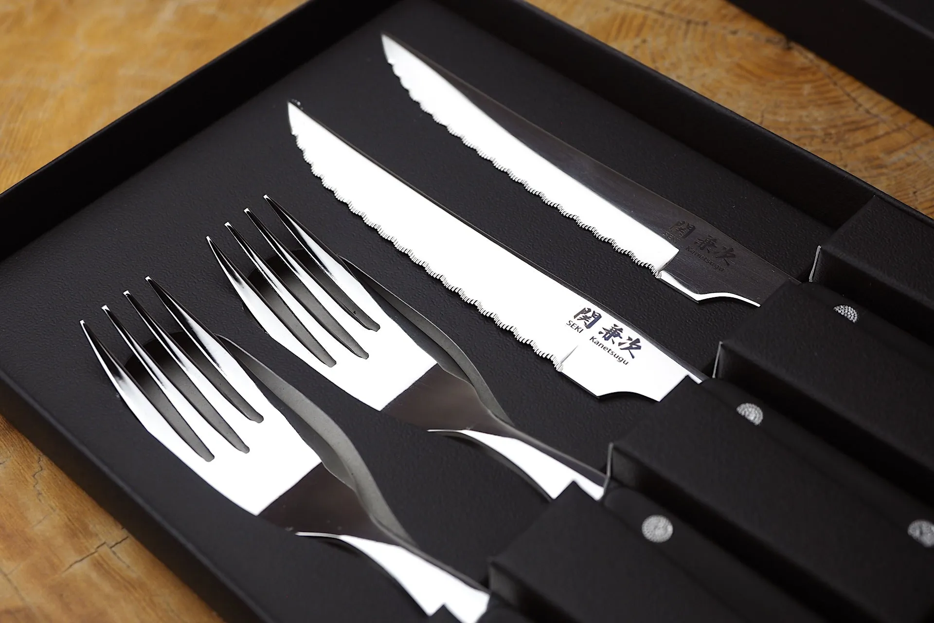 Seki Kanetsugu - 2 Steak Knife & 2 Fork Set in a gift box